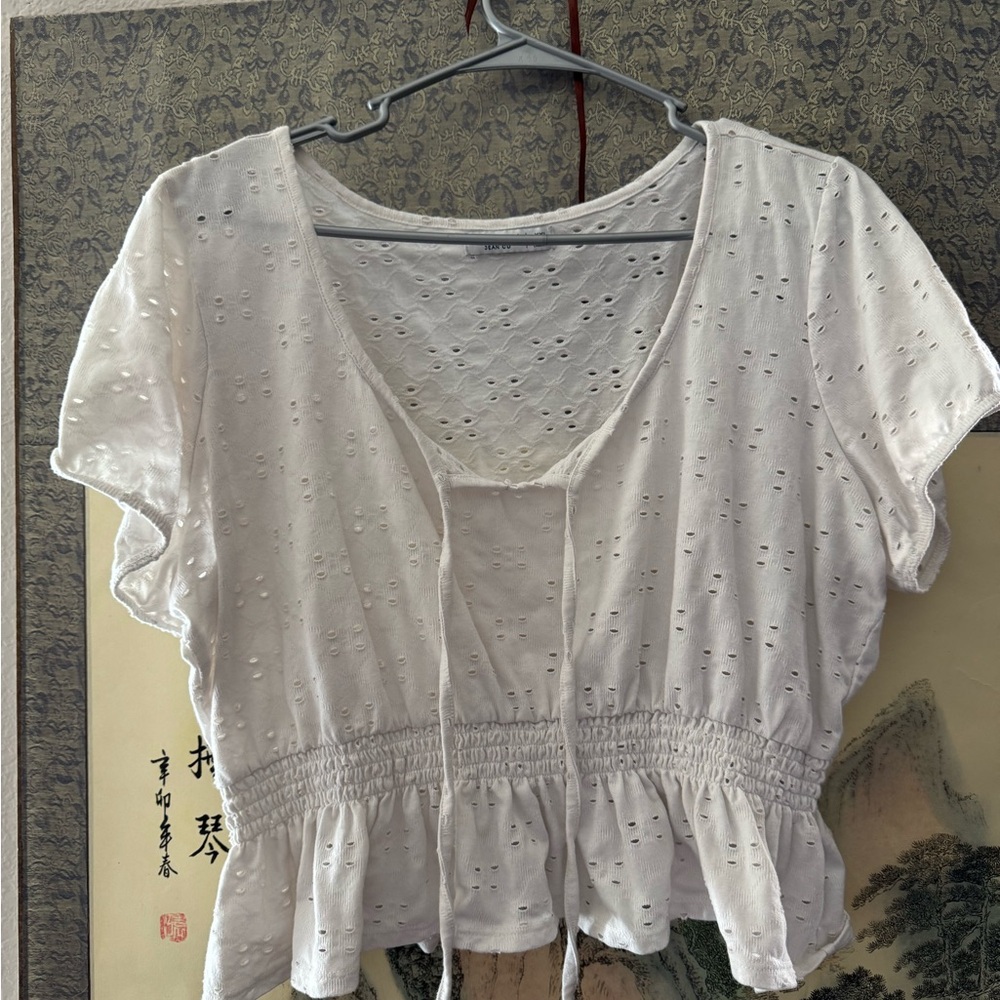 Cute White Eyelet Crop Top. Jr XXL